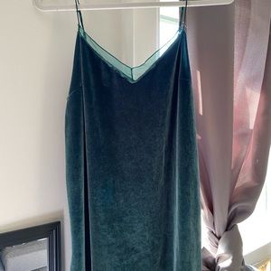Loose-fitting velour tank with lace details
